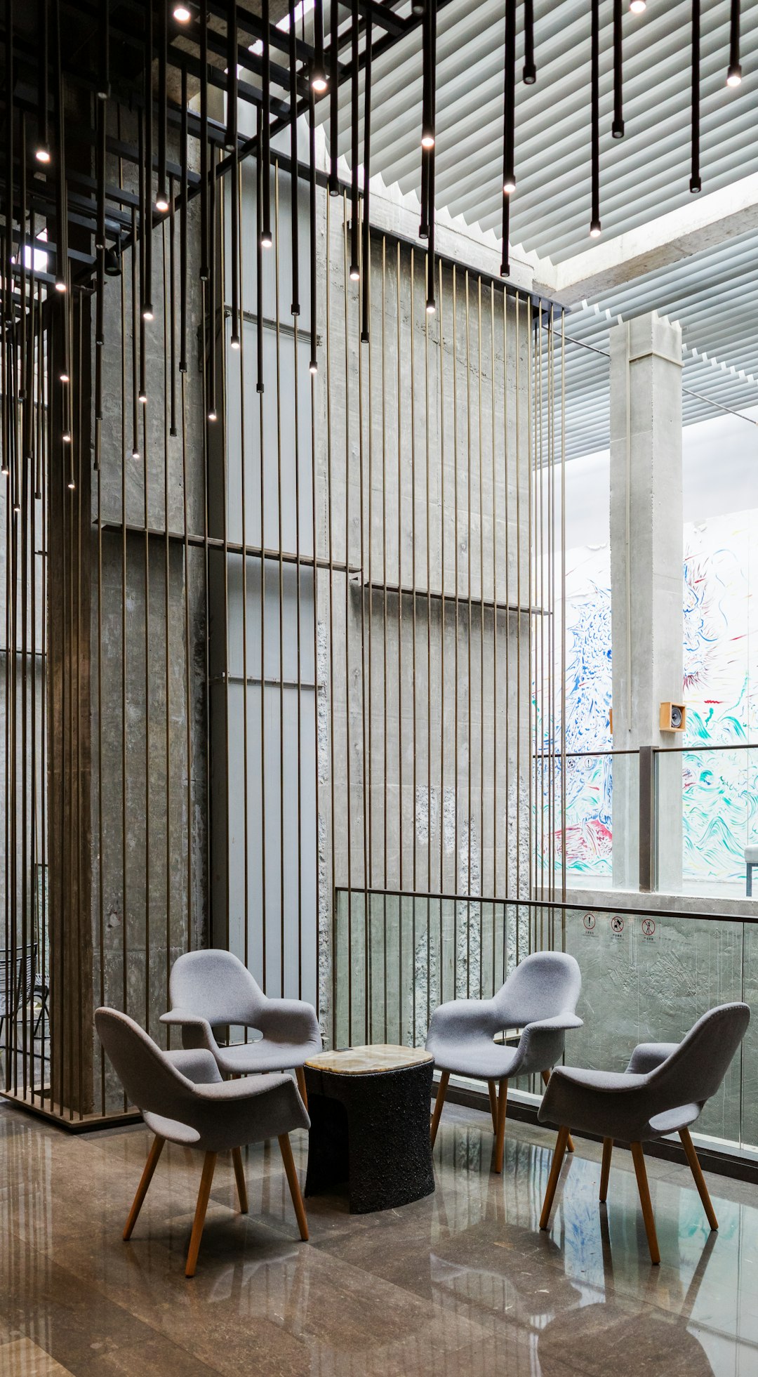 A Room With A Lot Of Chairs And A Table 3bnd5pooin8